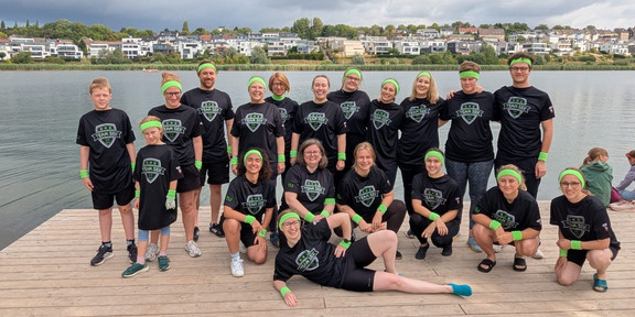 Gruppenbild mit Mitgliedern des Drachenbootteams SEK