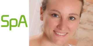 SpA Logo & Porträt Luisa Kramschneider SpA Logo neben Porträt von Luisa Kramschneider