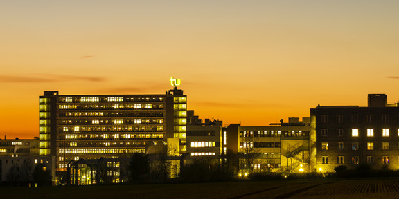 Panorama des Campus Nord bei Dämmerung