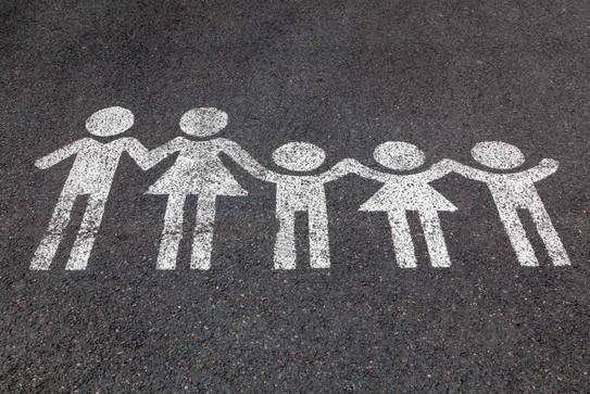 Symbolbild Familie Eine weiße Kreidezeichnung von einer Familie auf dem Boden.